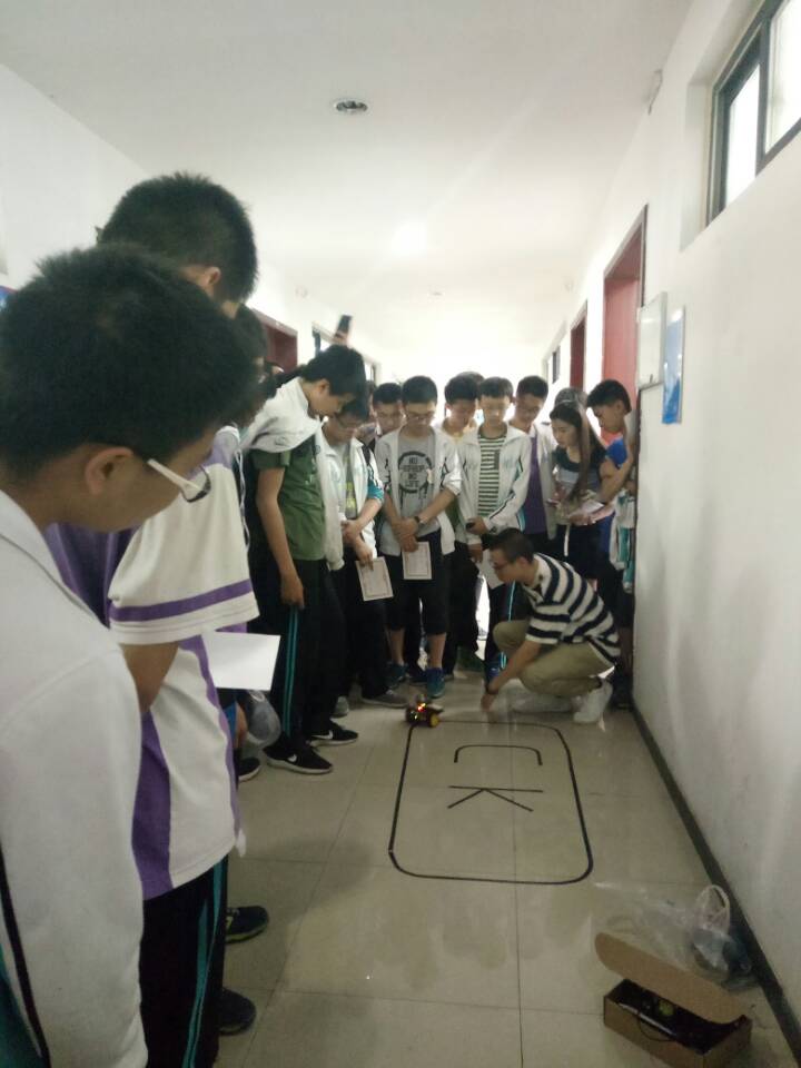 乐鱼登录平台园开放日给中学生演示智能小车
